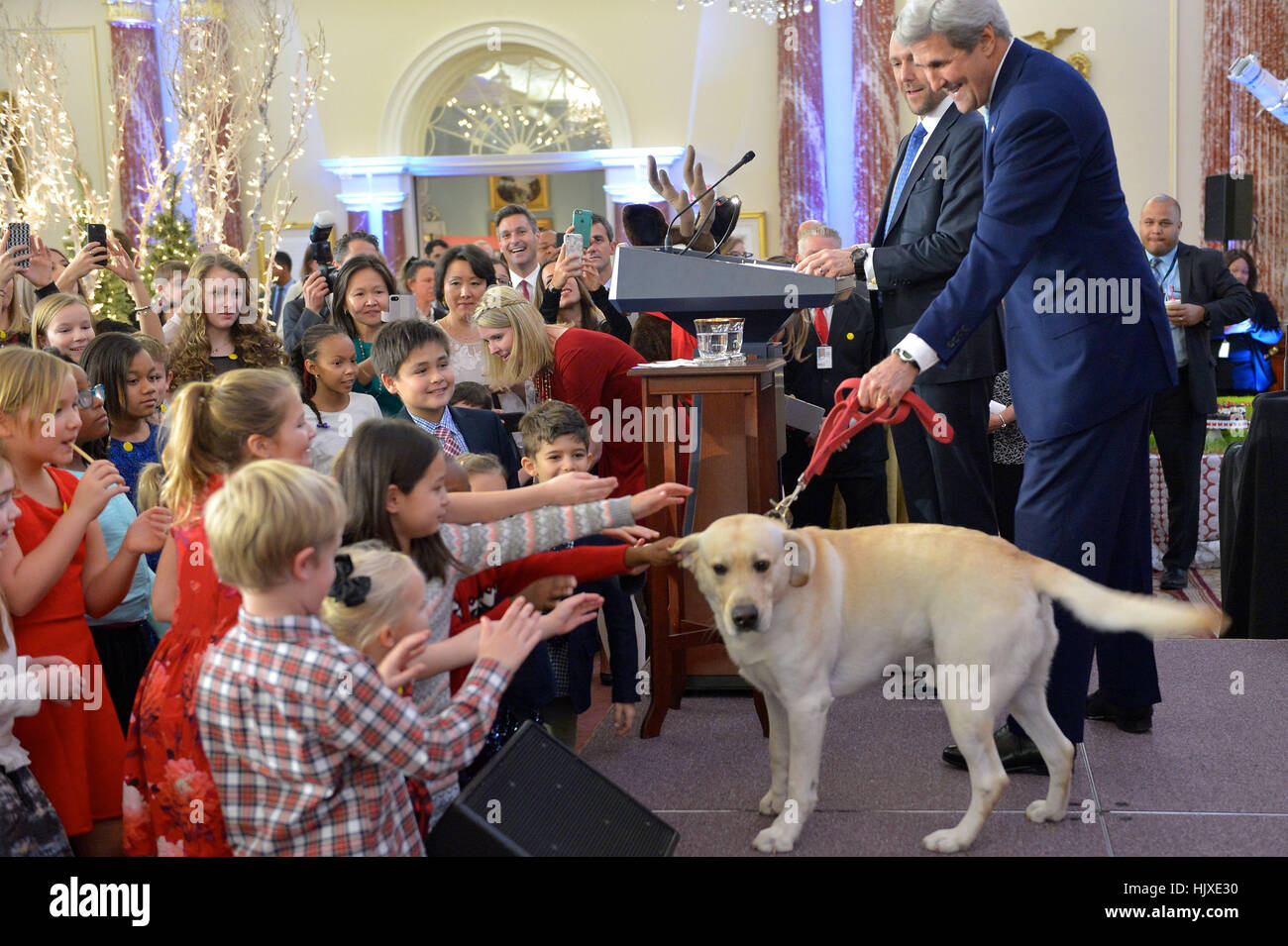 US-Außenminister John Kerry posiert für ein Foto mit Kindern der US-Regierungsmitarbeiter im Einsatz bei unbegleiteten Beiträge auf der ganzen Welt bei der jährlichen Diplomatie zu Hause für den Urlaub-Empfang auf dem US-Außenministerium in Washington, D.C., am 13. Dezember 2016. Stockfoto