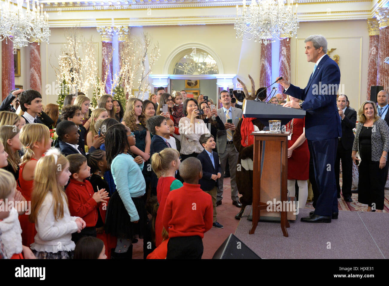 US-Außenminister John Kerry liefert Bemerkungen zu der jährlichen Diplomatie zu Hause für den Urlaub-Empfang auf dem US-Außenministerium in Washington, D.C., am 13. Dezember 2016. Stockfoto