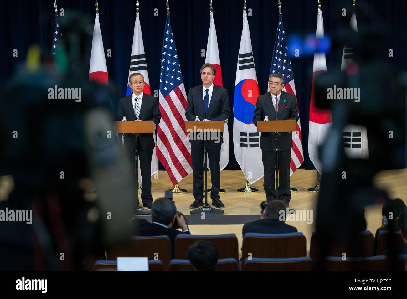 Deputy Secretary Of State Antony "Tony" Blinken befasst sich mit Reportern auf einer gemeinsamen Pressekonferenz mit der Republik Korea zunächst Vize-Foreign Minister Lim Sung-Nam und japanischen Vice Minister für auswärtige Angelegenheiten Shinsuke Sugiyama nach ihrer trilateralen Treffen auf das US-Außenministerium in Washington, D.C., am 5. Januar 2017. Stockfoto