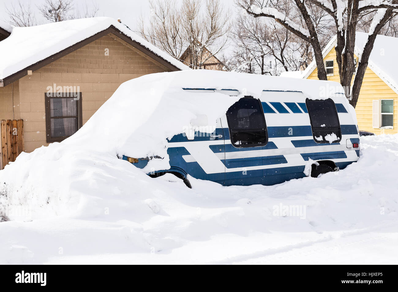 Van vergraben im Schnee nach einem Wintersturm in Flagstaff, Arizona Stockfoto