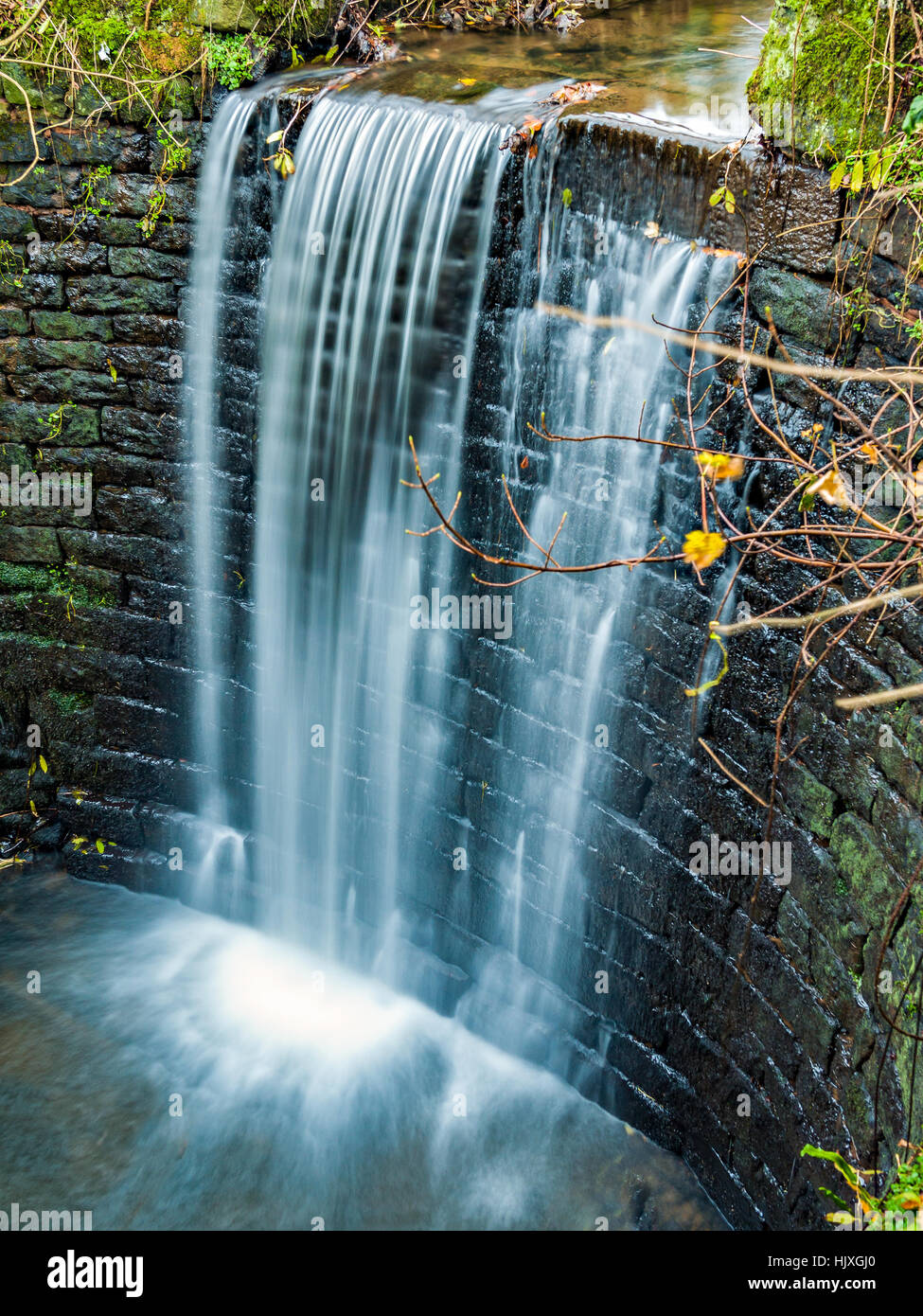 Wasserfall aus Ziegeln gefertigt Stockfoto