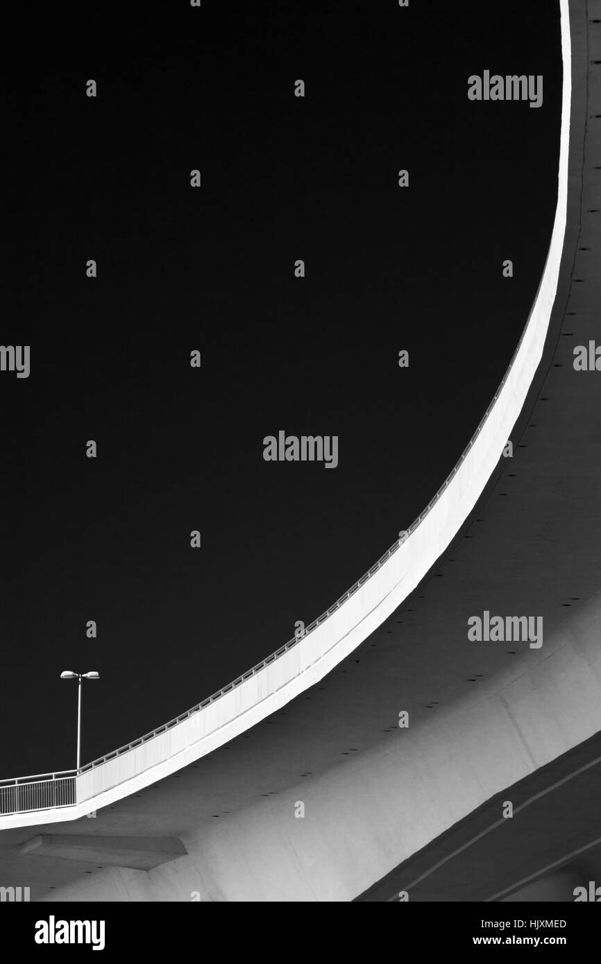 Gekrümmten Fahrbahn gegen blauen Himmel Memorial Causeway Clearwater, Florida USA Stockfoto