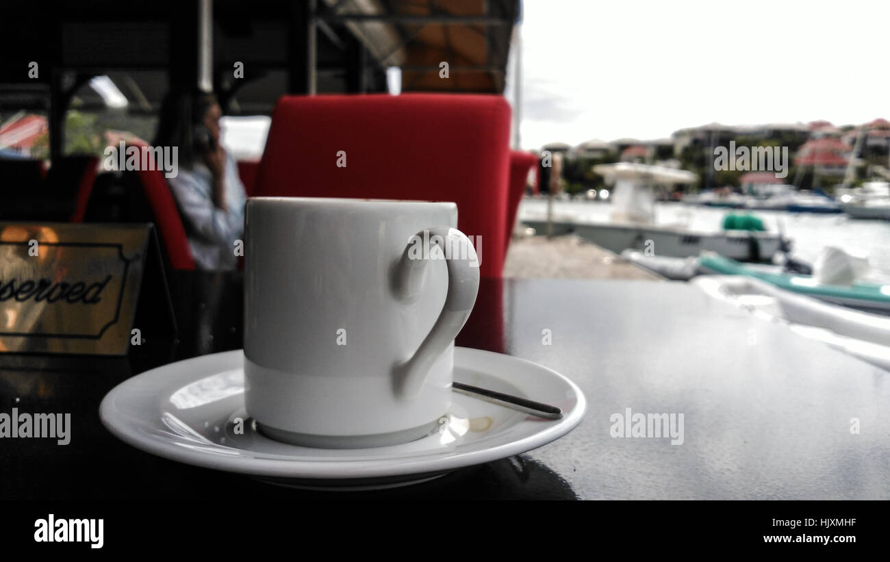 Tasse Kaffee auf dem Tisch, St Barth, Gustavia, Frankreich. Stockfoto