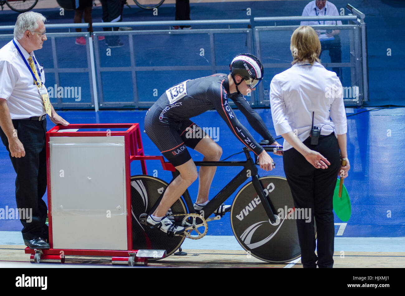 Ein Fahrer für schwarze Linie bereitet für seine Studie Zeitrennen Indoor Meisterschaften im Manchester velodrome Stockfoto