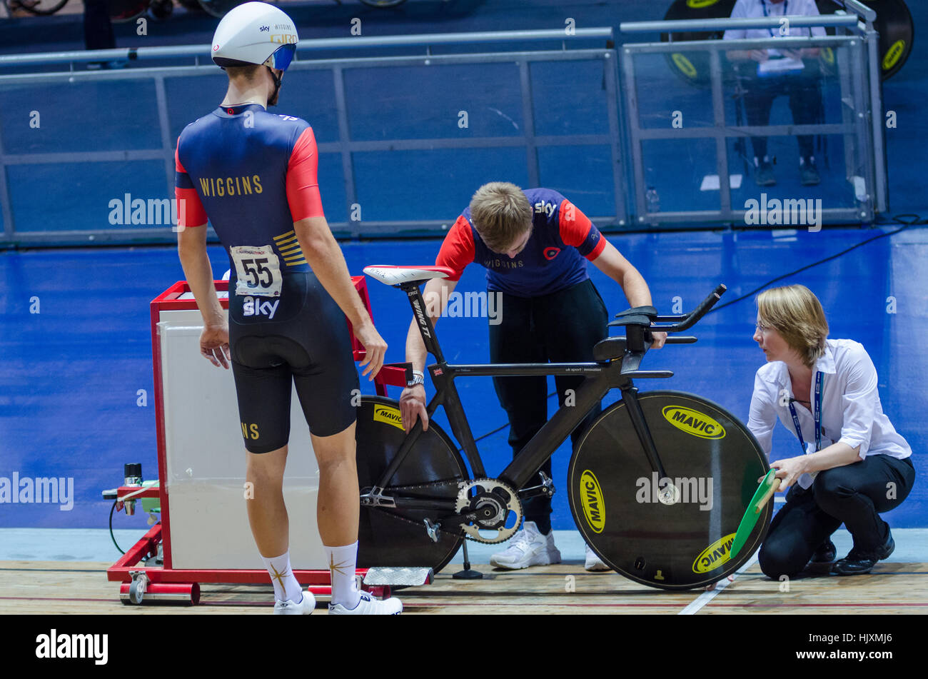 Jon Dibben Team Wiggins bereitet für seine Studie Zeitrennen Indoor Meisterschaften im Manchester velodrome Stockfoto