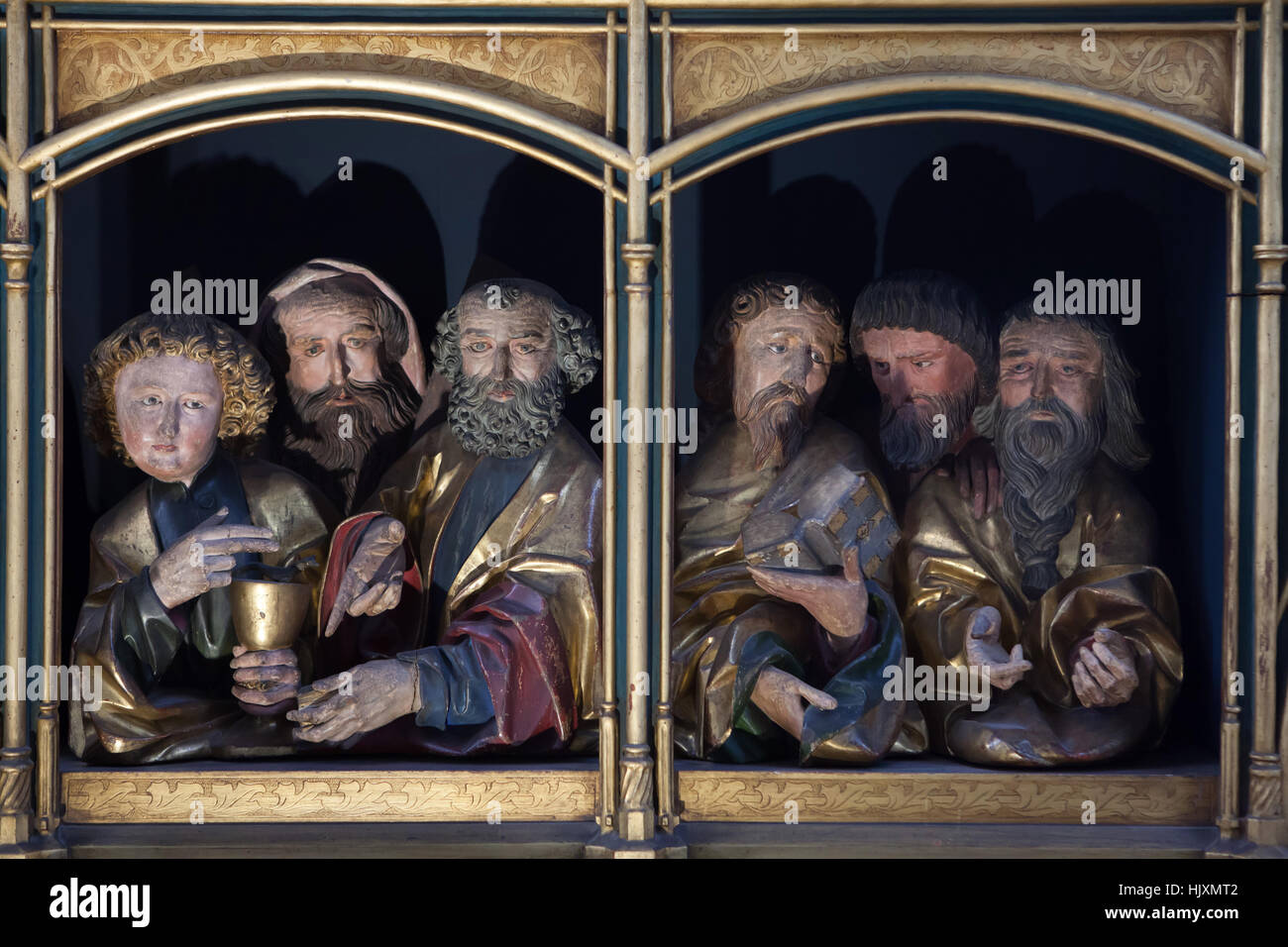 Sechs Apostel deutschen späten gotischen Bildhauers Nikolaus Hagenauer zugeschrieben. Hölzerne Statuen in der Predella des Isenheimer Altars in Musee d'Unterlinden (Unterlinden Museum) in Colmar, Elsass, Frankreich angezeigt. Stockfoto