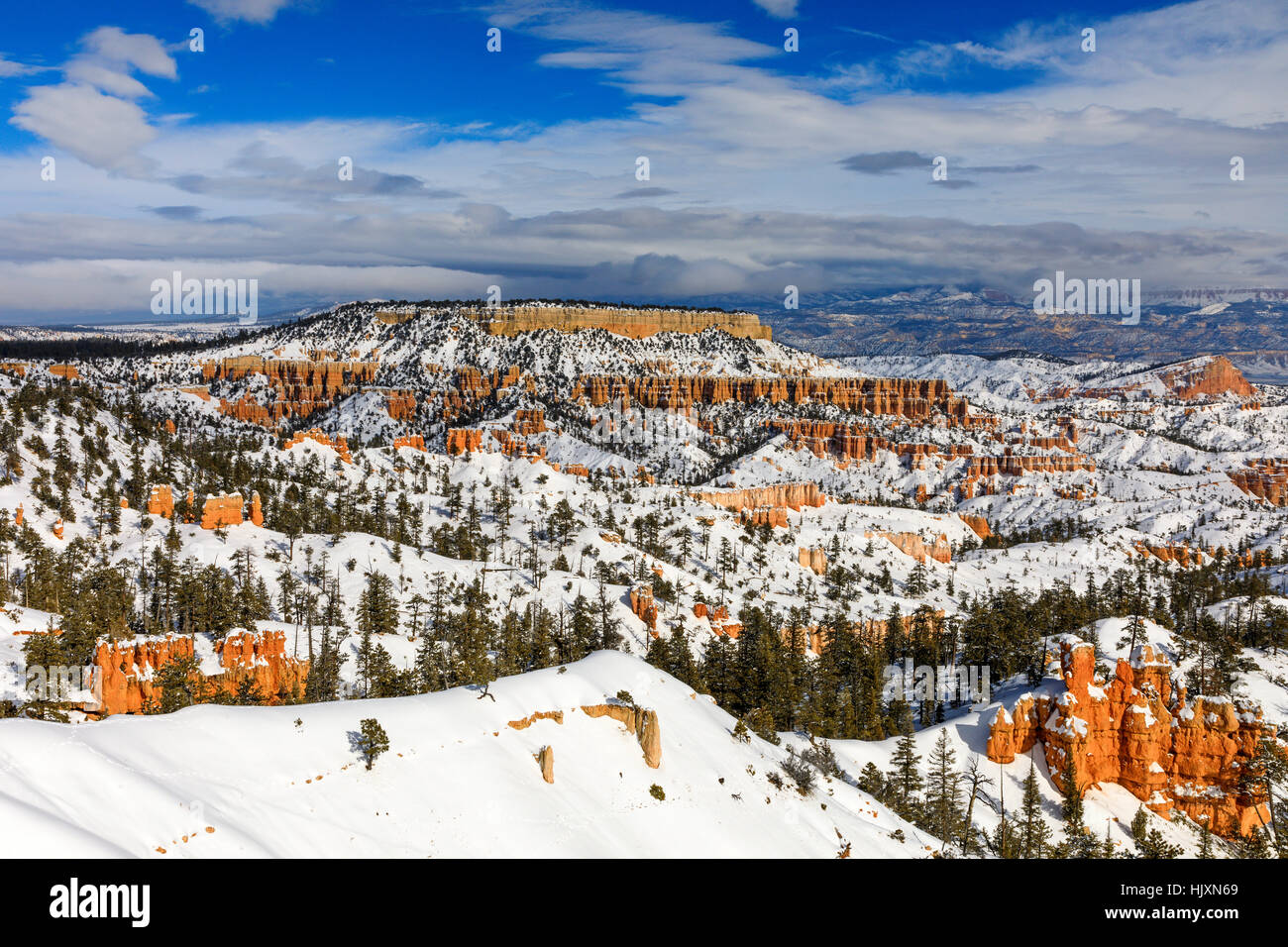Dies ist ein Blick auf die verschneiten roten Felsformationen in Bryce Amphitheater Bereich der Bryce-Canyon-Nationalpark, Utah, USA.  Diese spektakuläre Aussicht ist Stockfoto