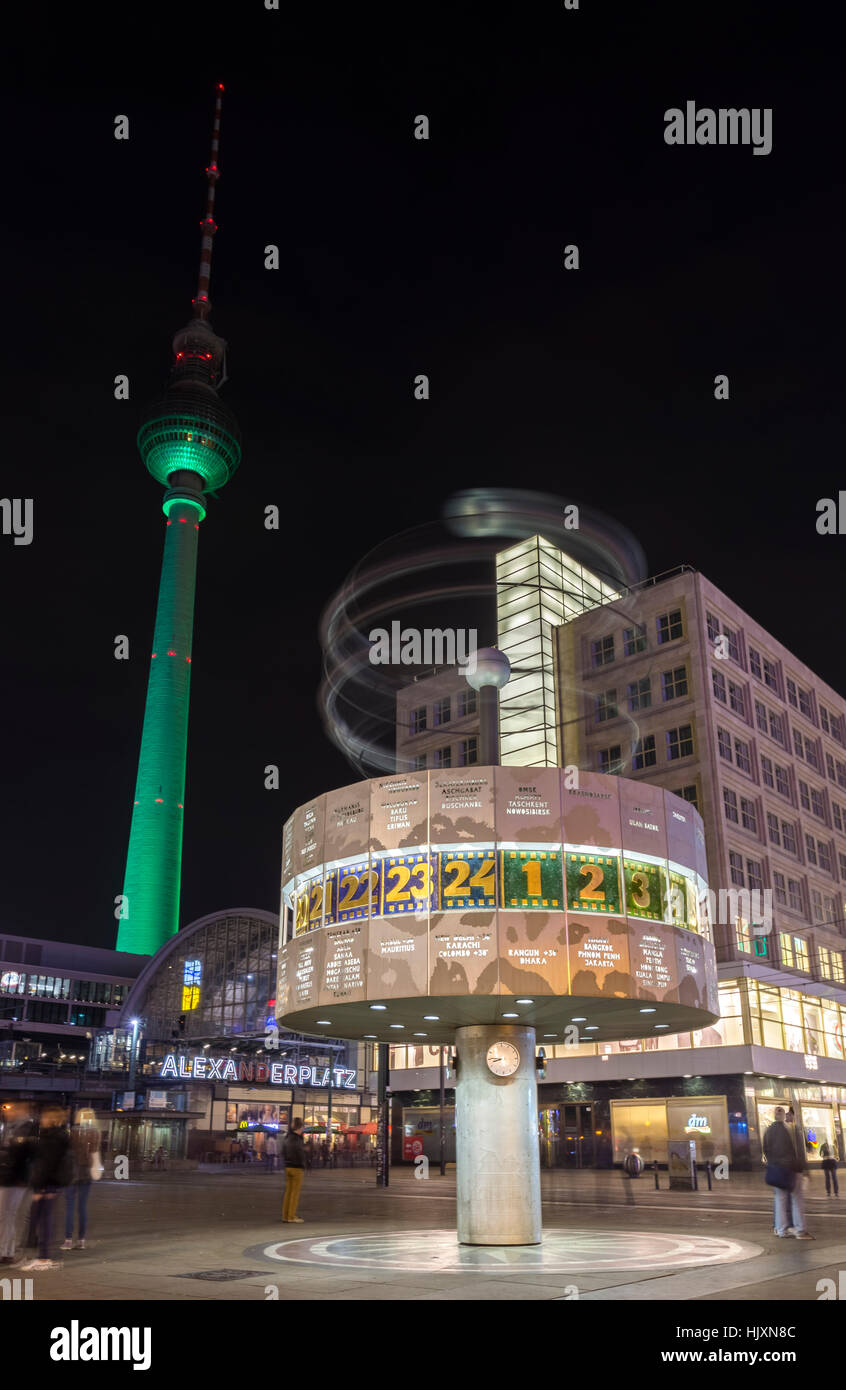 Urania-Weltzeituhr Uhr und der Fernsehturm in Alexanderplataz, Berlin-Mitte, Deutschland. Stockfoto