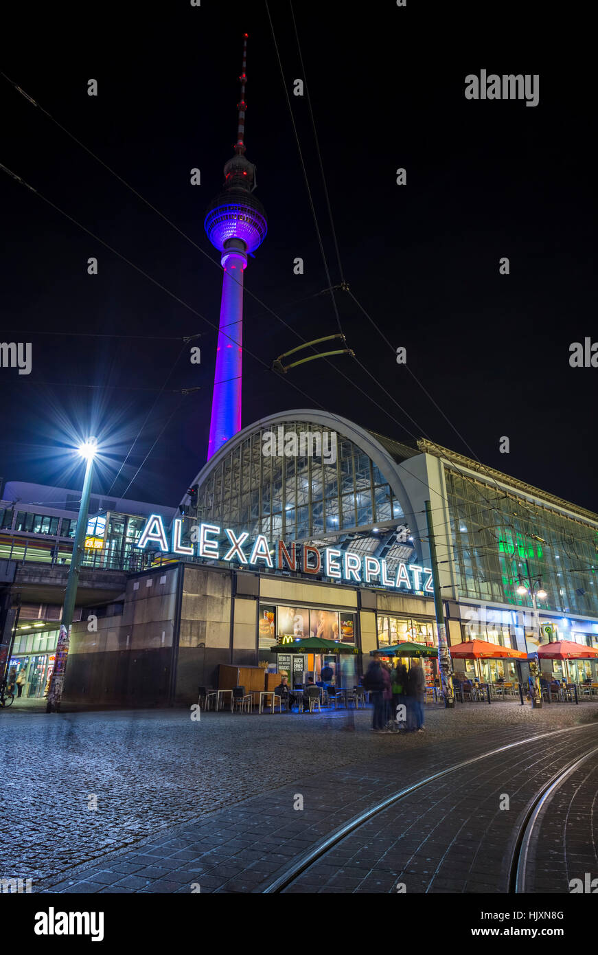 Bahnhof Alexanderplatz und Fernsehturm in Berlin Mitte, Deutschland. Stockfoto
