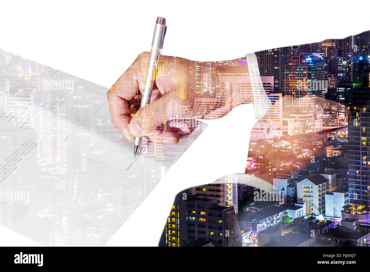 Doppelbelichtung Business Mann Hand halten Sie einen Stift Signieren des Dokuments mit Nacht Stadtbild als Genehmigung Konzept. Stockfoto