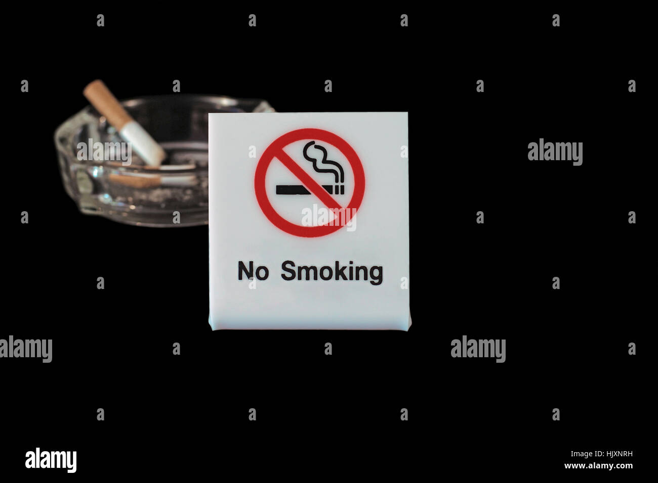 kein Rauchen Zeichen mit Aschenbecher und Zigaretten auf schwarzem  Hintergrund Stockfotografie - Alamy