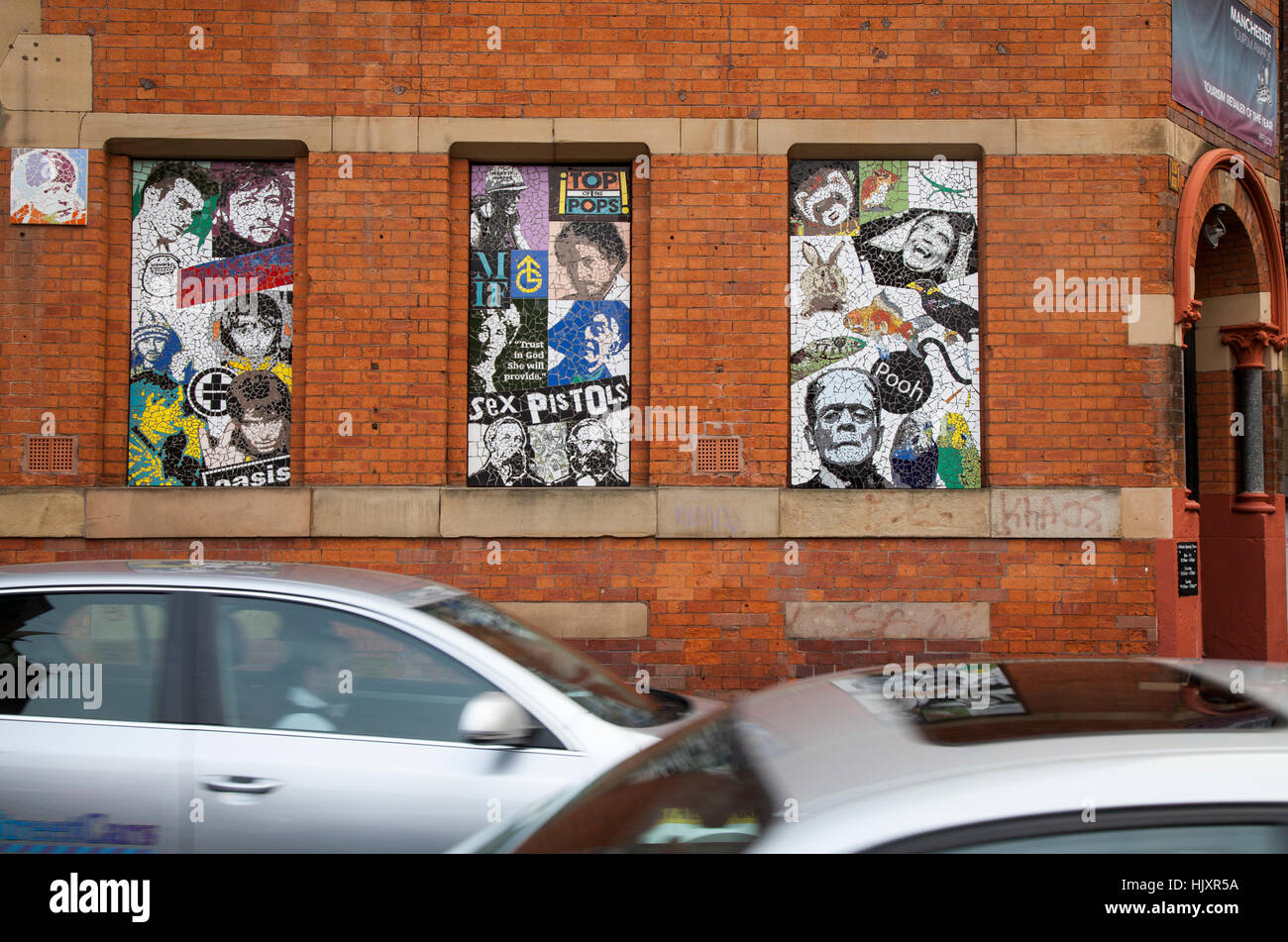 Mosiacs & Gesichter der berühmten Symbole im Tib Street, Northern Quarter, Manchester, UK Stockfoto
