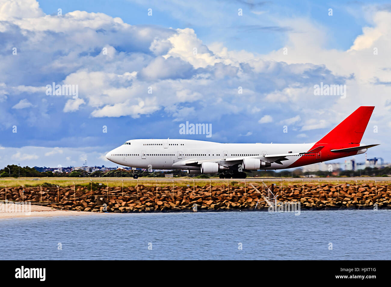 Riesige Doubledeck Passagierflugzeug Landung oder ausziehen auf einer Startbahn des Sydney International Airport über Sandstrand und Botany Bay. Stockfoto