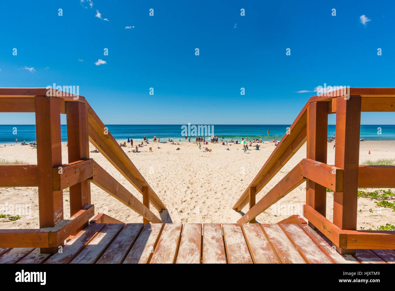 Holzterrasse und tropischen Strand Stockfoto