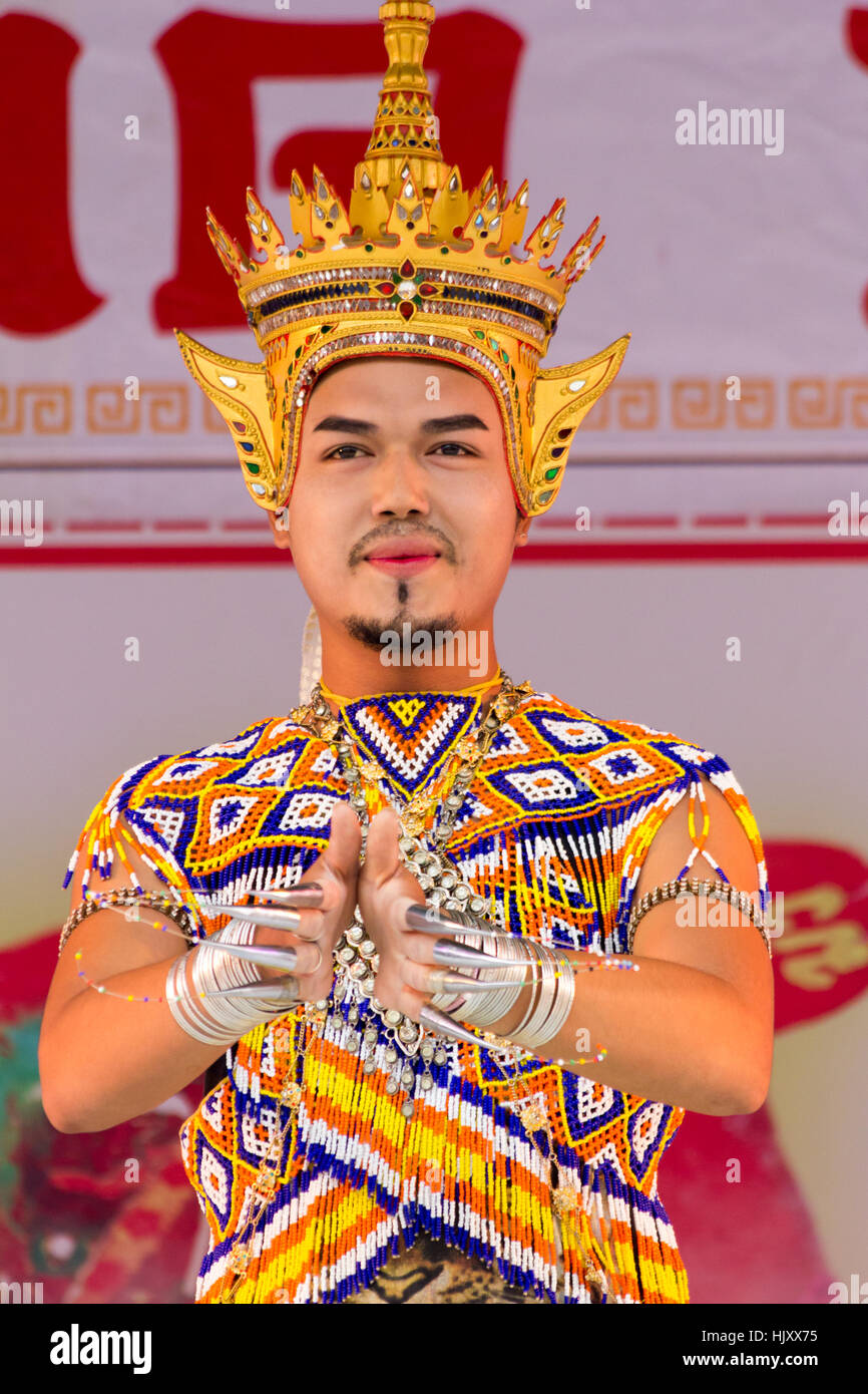 Tänzer in traditionellen Thai Kostüm beim Festival in der alten Stadt Phuket, Thailand Stockfoto