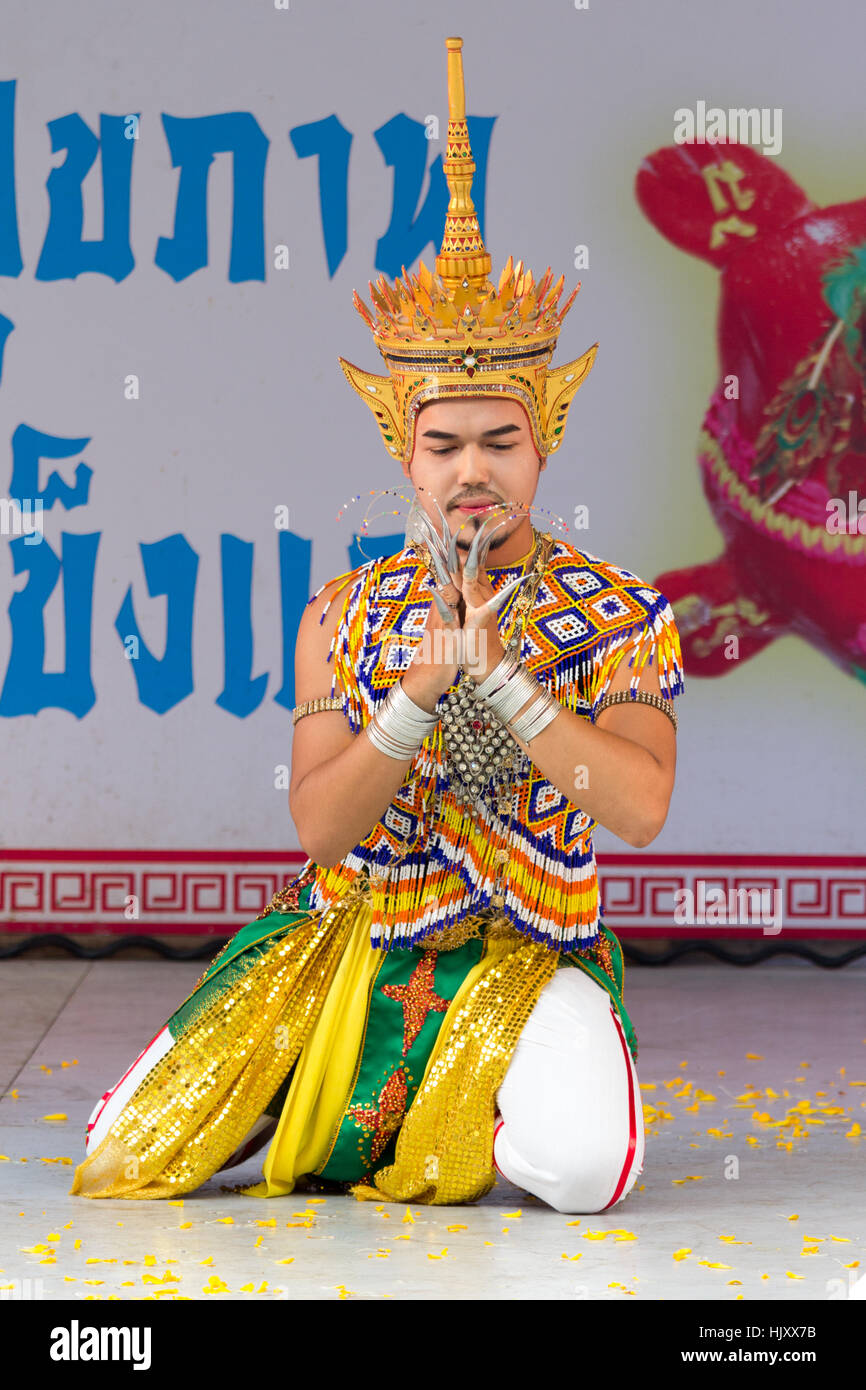 Tänzer in traditionellen Thai Kostüm beim Festival in der alten Stadt Phuket, Thailand Stockfoto