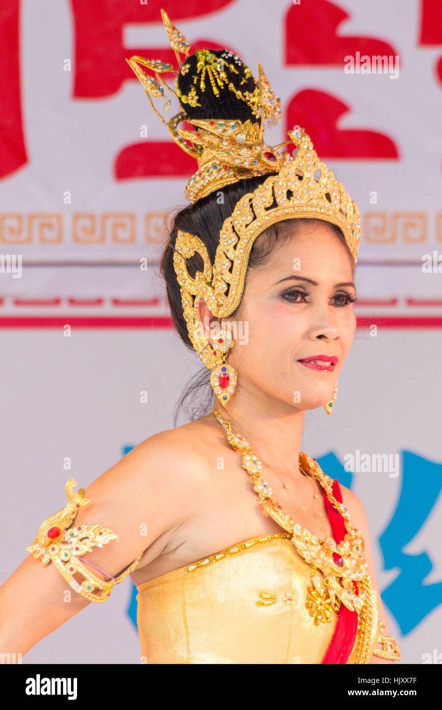 Tänzerin in Thai Tracht beim Festival in der alten Stadt Phuket, Thailand Stockfoto