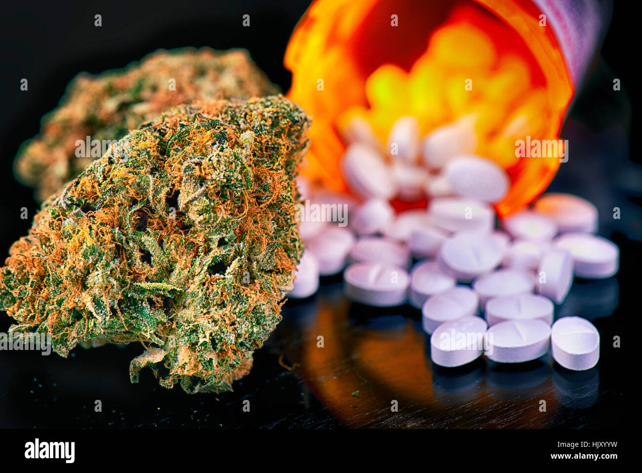 Detail des Cannabis Knospen und Verschreibungen Pillen über reflektierende Oberfläche - medizinisches Marihuana Apotheke Konzept Stockfoto