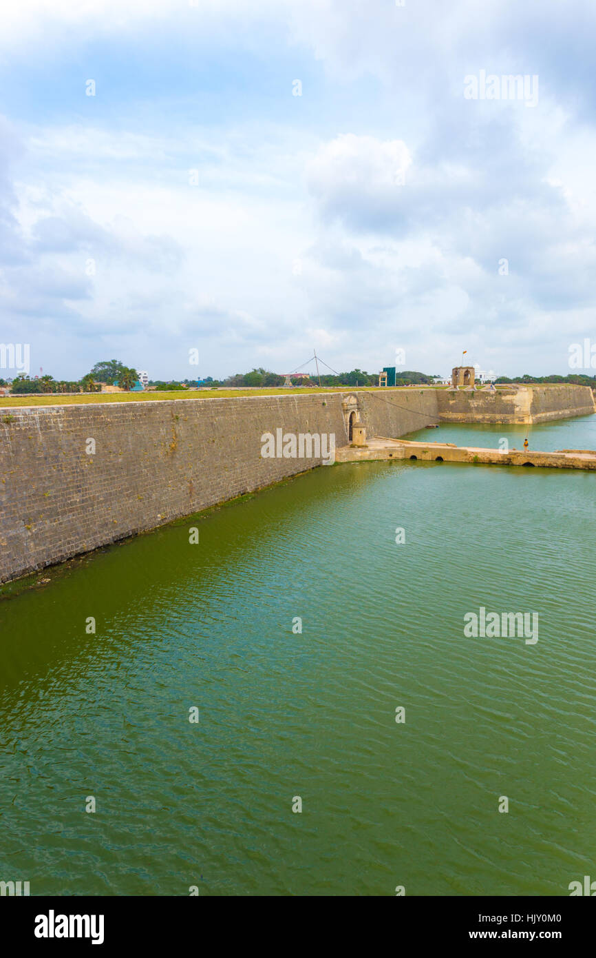 Fernblick über Eingang und Brücke über den Wassergraben in Jaffna Fort in Sri Lanka. Vertikal Stockfoto