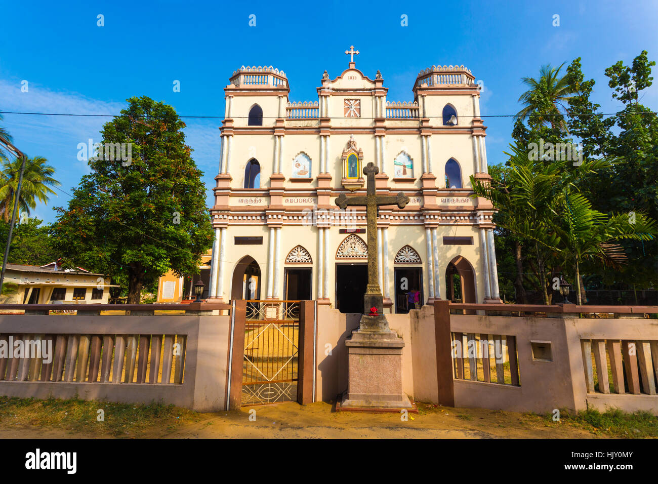 Die Fassade der St.-Antonius-Kirche ist von ruhigen Straße in Point Pedro, Jaffna, Sri Lanka sichtbar. Horizontale Stockfoto