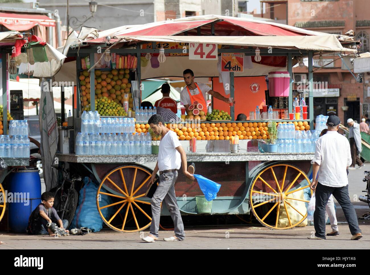 Ein Saft- und Obstwagen auf dem Hauptplatz der Medina von Marrakesch, Jemma el Fna, in Marrakesch, Marokko Stockfoto