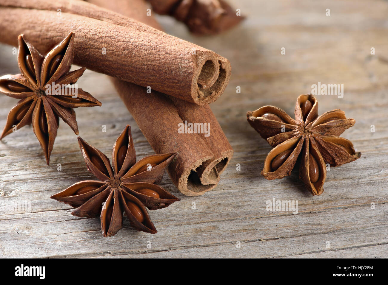 Cassia-Sticks (Cinnamomum Chinesisch) und Sternanis auf Holztisch Stockfoto