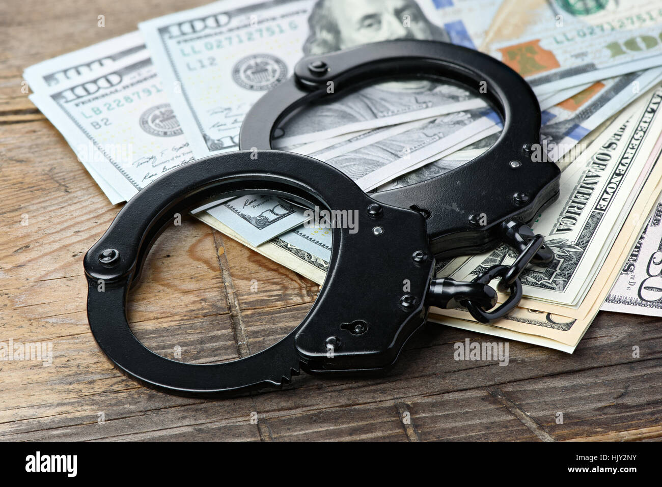 Kriminelle Geschäftskonzept. Steuer für ungut. Handschellen und Geld Stockfoto