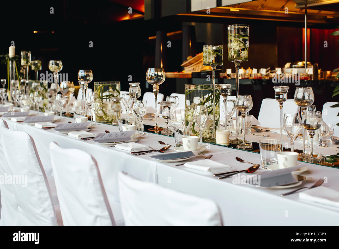 Tisch gedeckt, für ein Bankett im Restaurant serviert Stockfoto