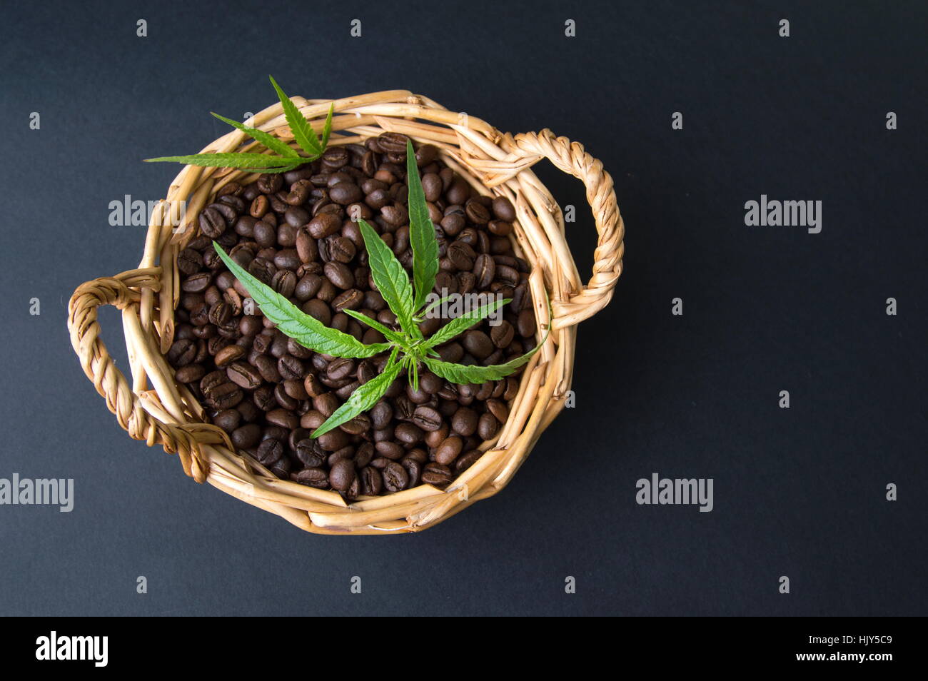 Marihuana und gerösteten Kaffeebohnen in einem Korb Stockfoto