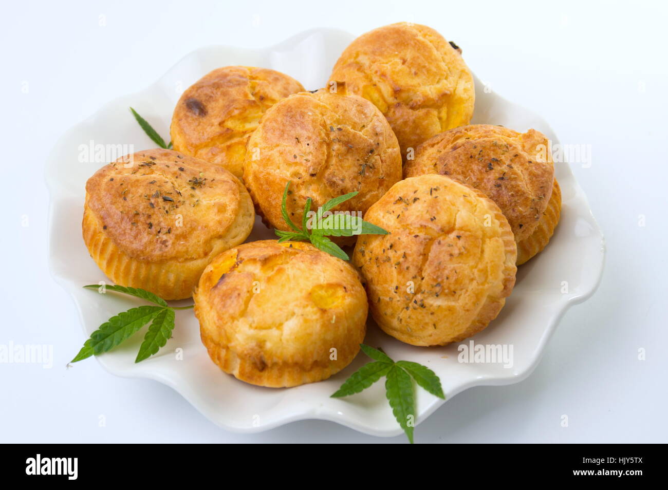 Cannabis Cupcake Muffins und Blätter auf einem Teller Stockfoto