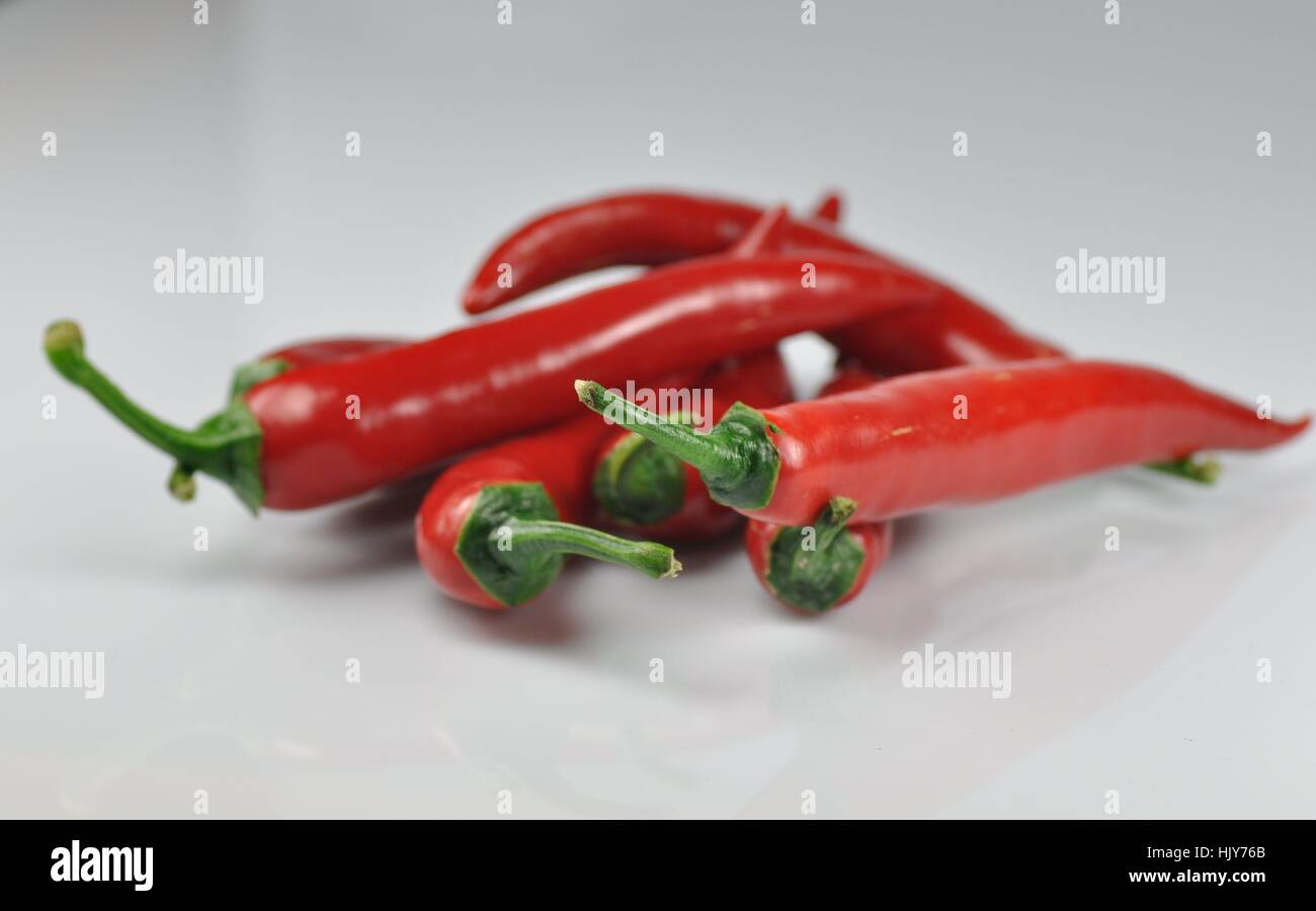 Scharfe Paprika Auf Schwarzem Teller Stockfoto