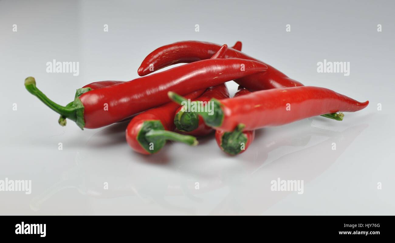 Scharfe Paprika Auf Schwarzem Teller Stockfoto