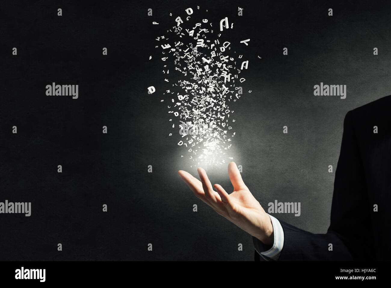 Nahaufnahme eines männlichen Hand und Figuren fliegen von palm Stockfoto