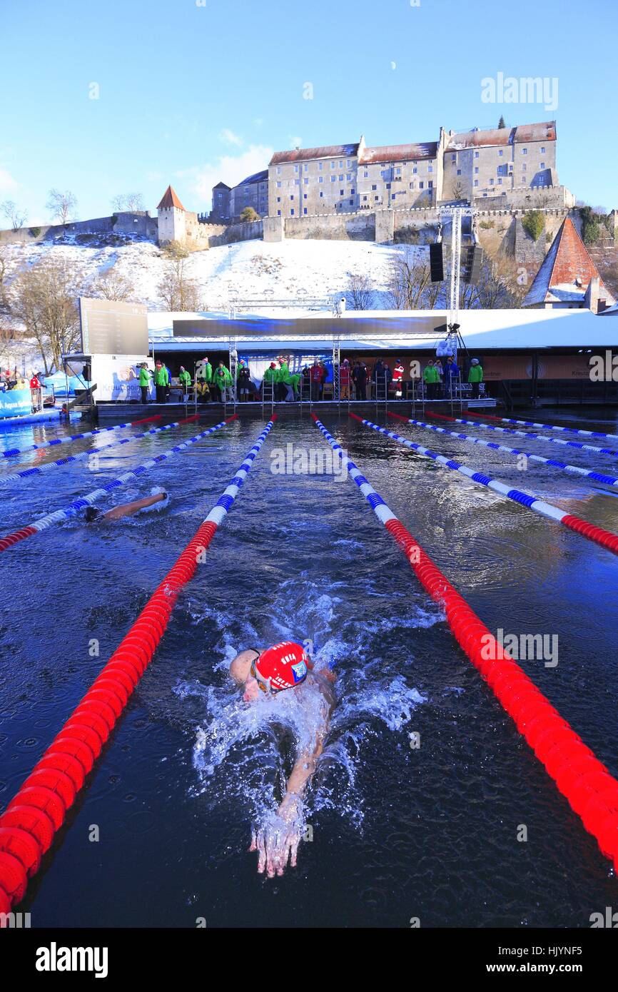 Eis schwimmen WM 2017 in Burghausen. Eindrücke von der siebten Hitze die Männer 1000 m Freistil mit Schwimmer Rory Fitzgerald (GBR) (06.01.2017) | weltweite Nutzung Stockfoto