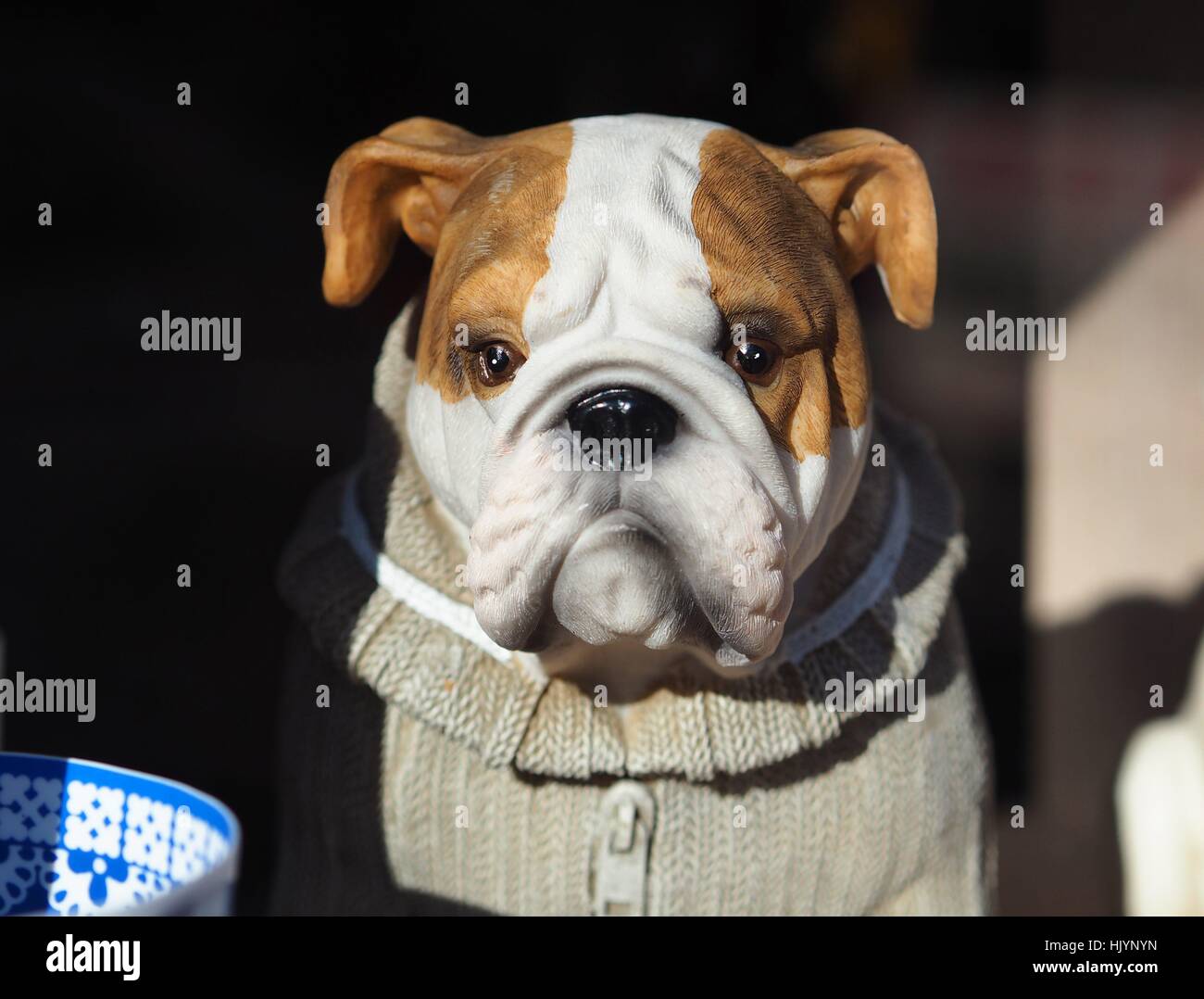 Fotoserie "Hunde in Berlin" - eine Käse-Figur von einer englischen Bulldogge ist im Fenster ein Möbelgeschäft in Berlin am 15. Februar 2016 gesehen. Berlin wird oft die "Hauptstadt der Hunde" genannt. Dieses Bild ist Teil eines langfristigen Projekts auf Hunde in Berlin. PH | weltweite Nutzung Stockfoto