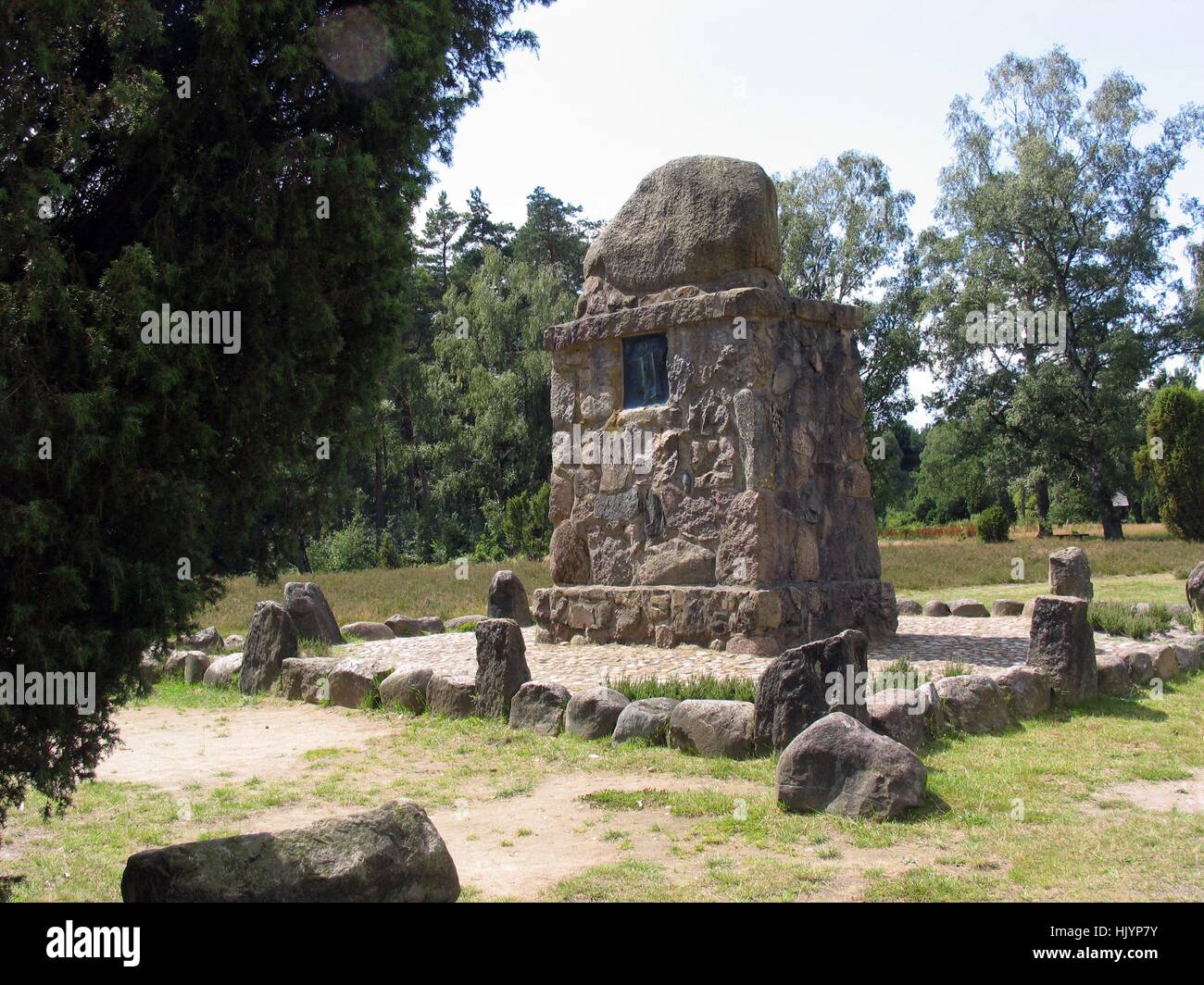 Hermann Loens Denkmal auf dem Wietzer Berg bei Müden. Löns wurde am 29. August 1866 in Westpreußen geboren. Er war Journalist und Dichter. Er liebte die Lueneburg Heath. Er starb 1914 im ersten Weltkrieg in Frankreich. Wietzerberg, Müden, Niedersachsen, Deutschland | weltweite Nutzung Stockfoto