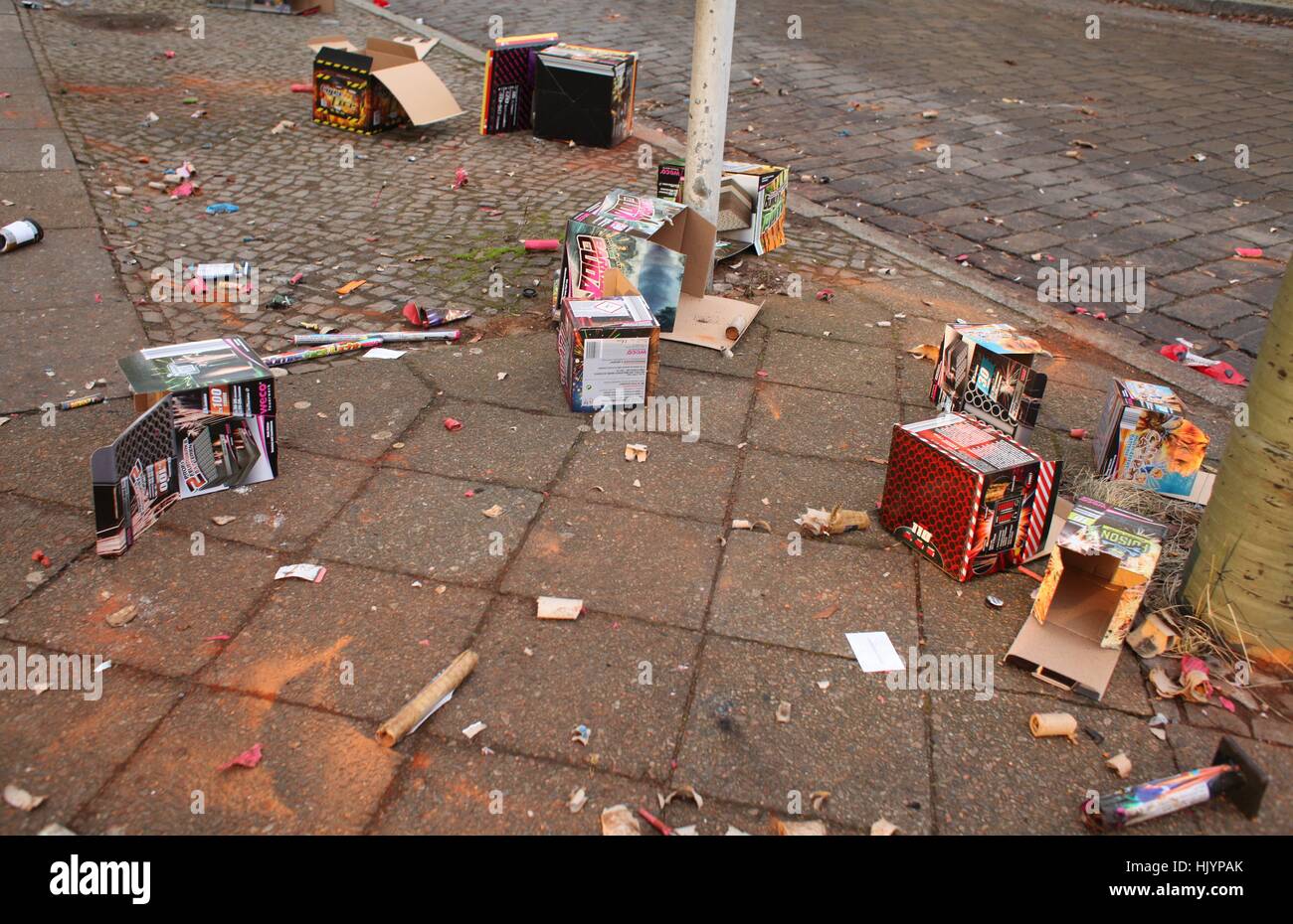 Überbleibsel Vom Silvesterfeuerwerk Stück bin 01.01.2017 in Berlin Auf Einem Gehweg. Es sterben auf-Sind Auch Sogenannte "Batterien", Eine Ganze Serie von Leuchtkugeln Verschießen Können.  Foto: Wolfram Steinberg/Dpa | weltweite Nutzung Stockfoto