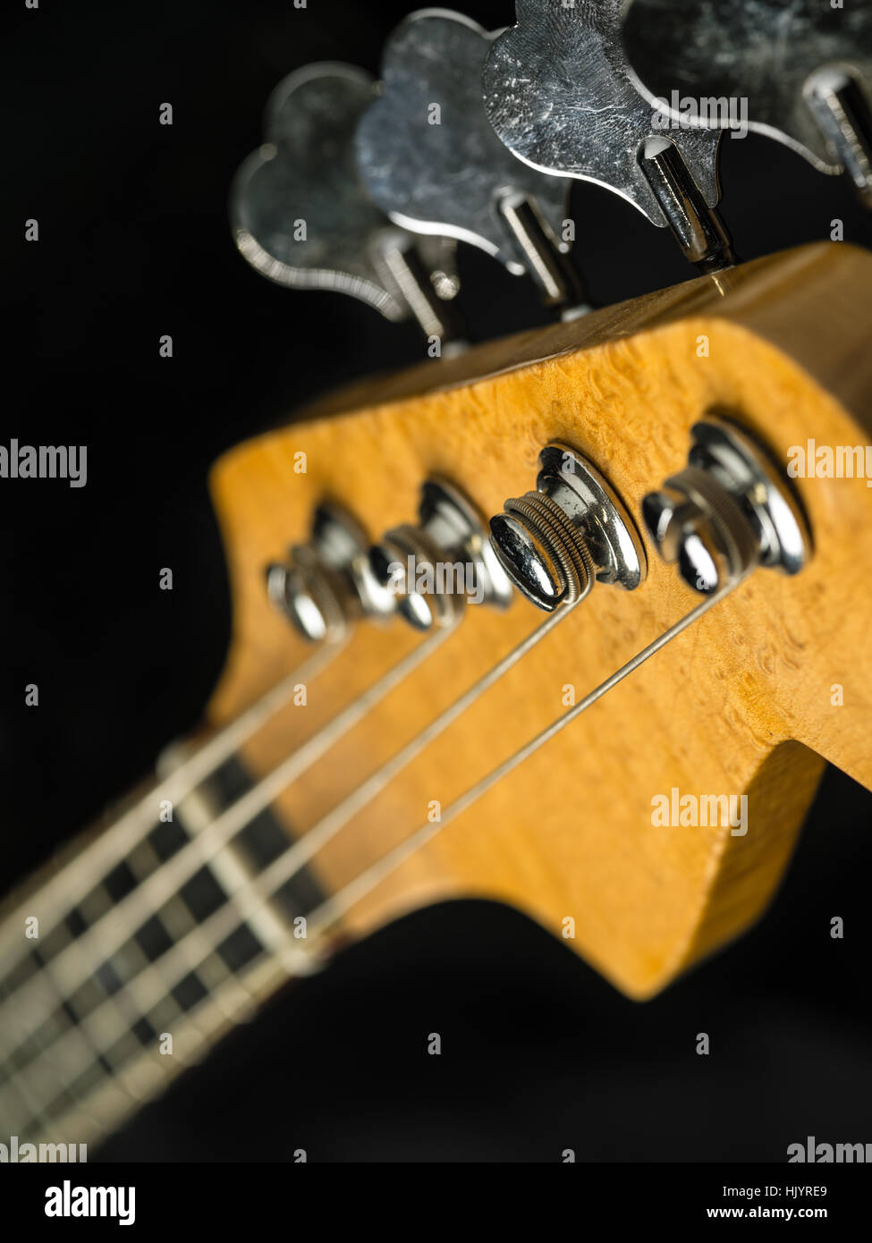 Foto von einer Bassgitarre Kopfplatte über schwarzen Hintergrund. Stockfoto