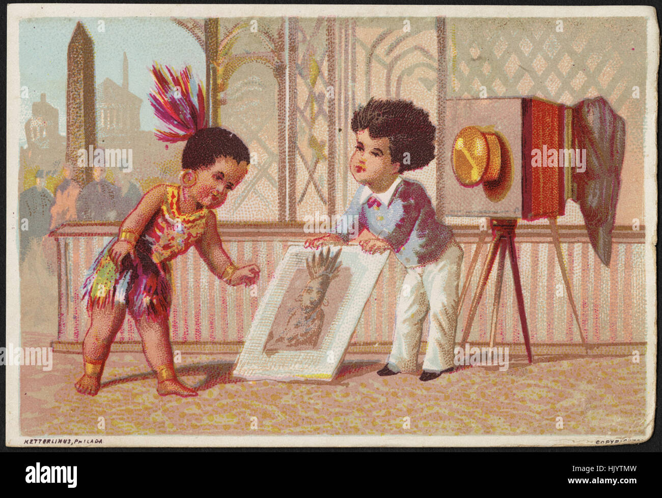 Junge im native Kleid ein Foto von ihm von einem Fotografen gezeigt. Stockfoto