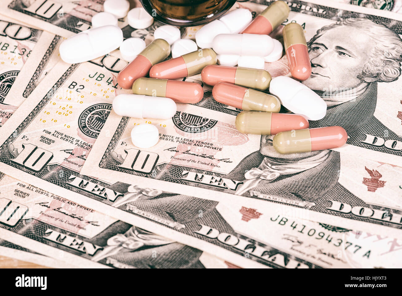 Pillen auf Dollar-Scheine Stockfoto