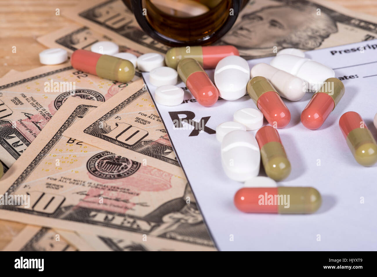 Pillen auf Dollar-Scheine Stockfoto