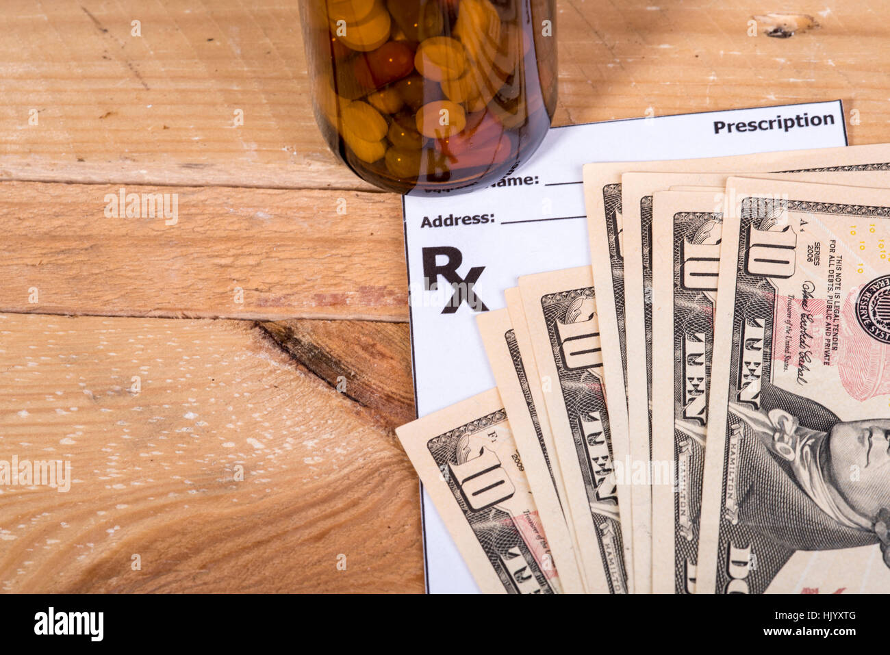 Pillen auf Dollar-Scheine Stockfoto