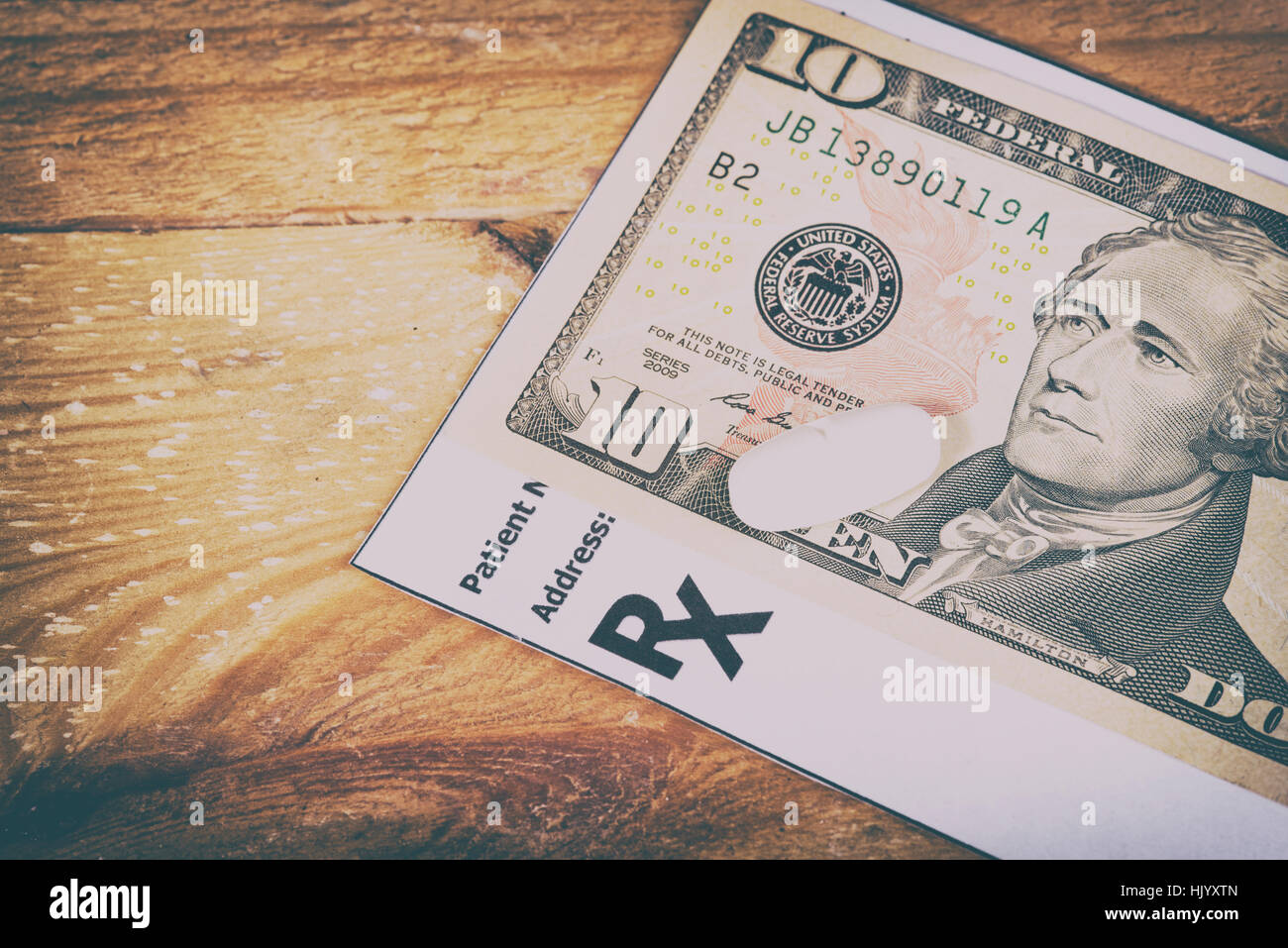 Pillen auf Dollar-Scheine Stockfoto