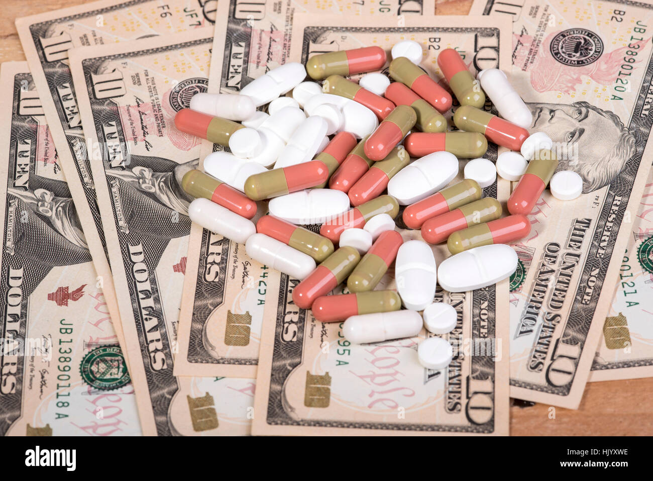 Pillen auf Dollar-Scheine Stockfoto