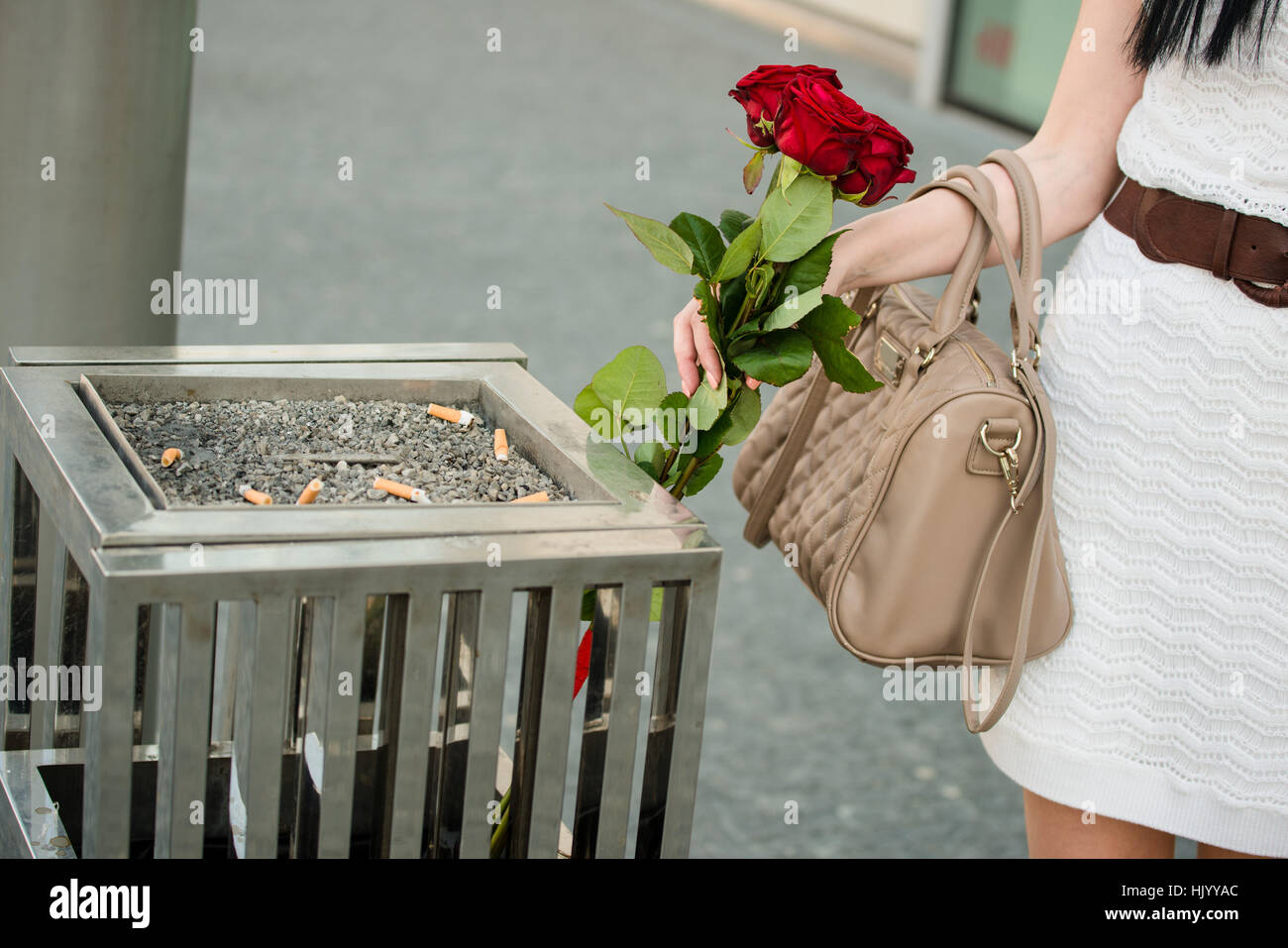 Blume, Blumen, Pflanzen, Rosen, Papierkorb, werfen, Wurf, bin, Liebe,  verliebt Stockfotografie - Alamy