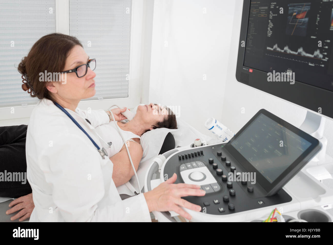 Kardiologe durchführen Echokardiogramm auf ältere Patientin Stockfoto