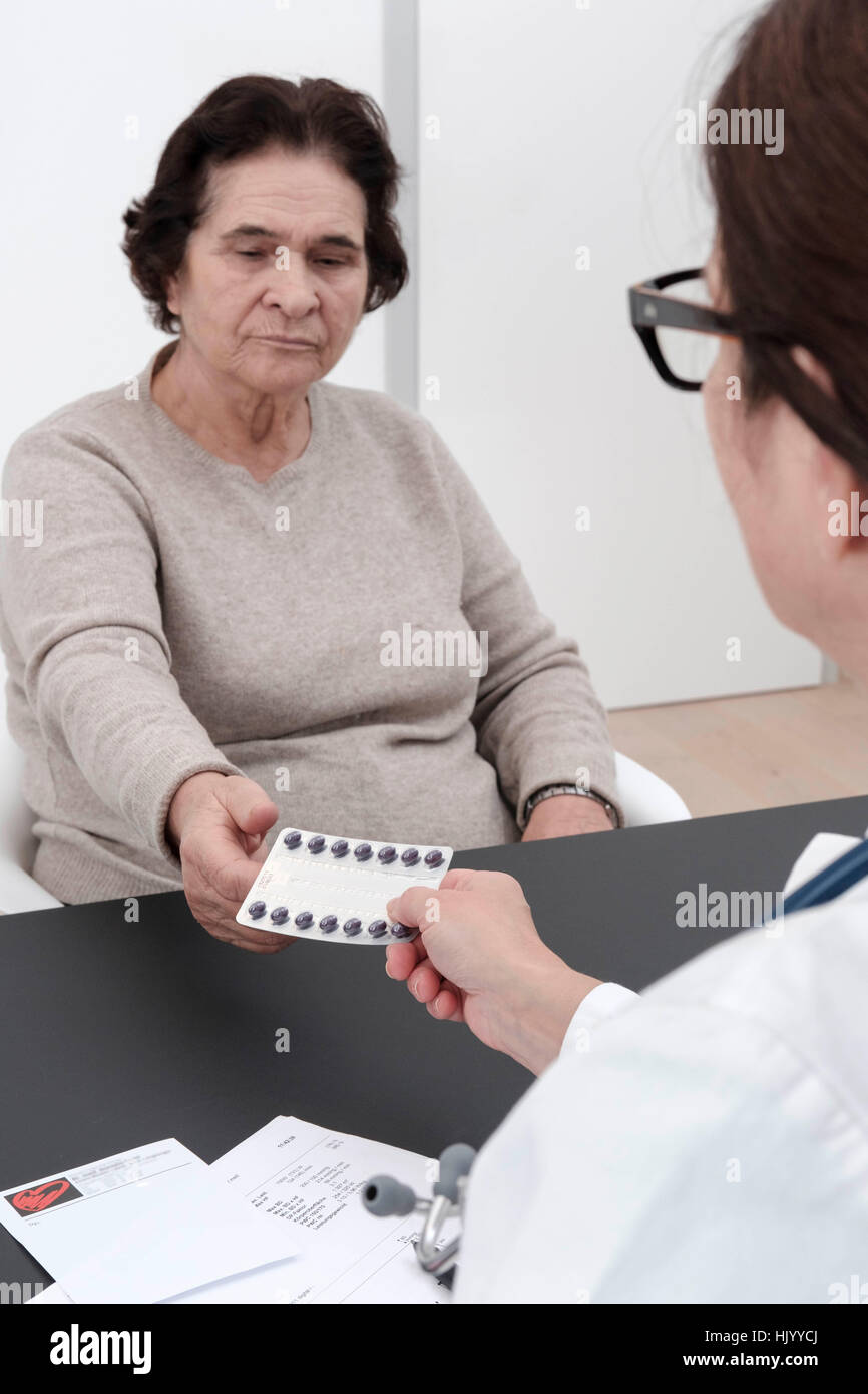 Arzt verschreiben Medikamente, senior weiblichen Patienten-selektiven Fokus Stockfoto