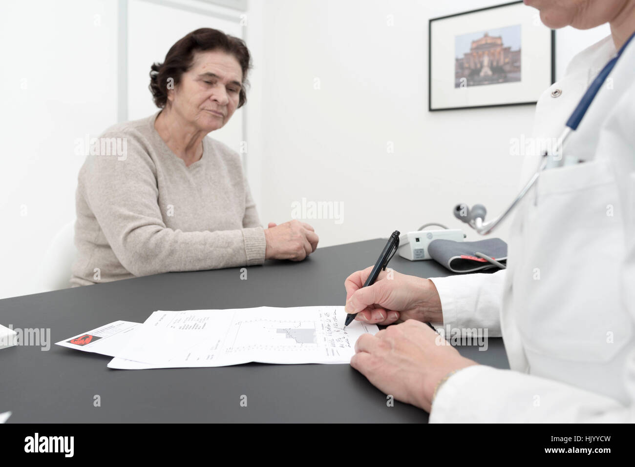 Arzt Beratung senior weiblichen Patienten-Kardiologe erklärt ECG Ergebnisse senior Patientin Stockfoto