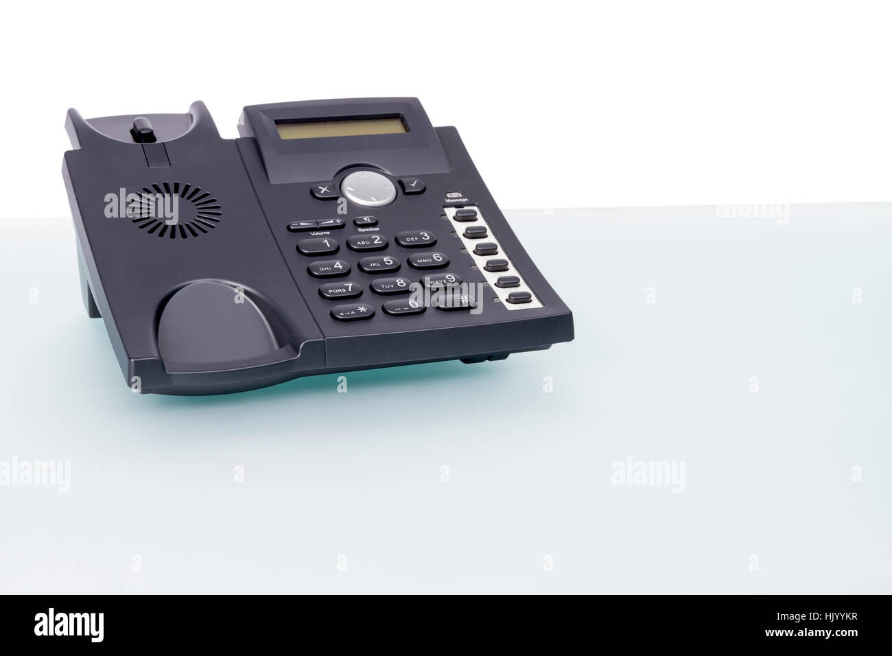 VoIP-Telefon auf Glasschreibtisch Stockfoto