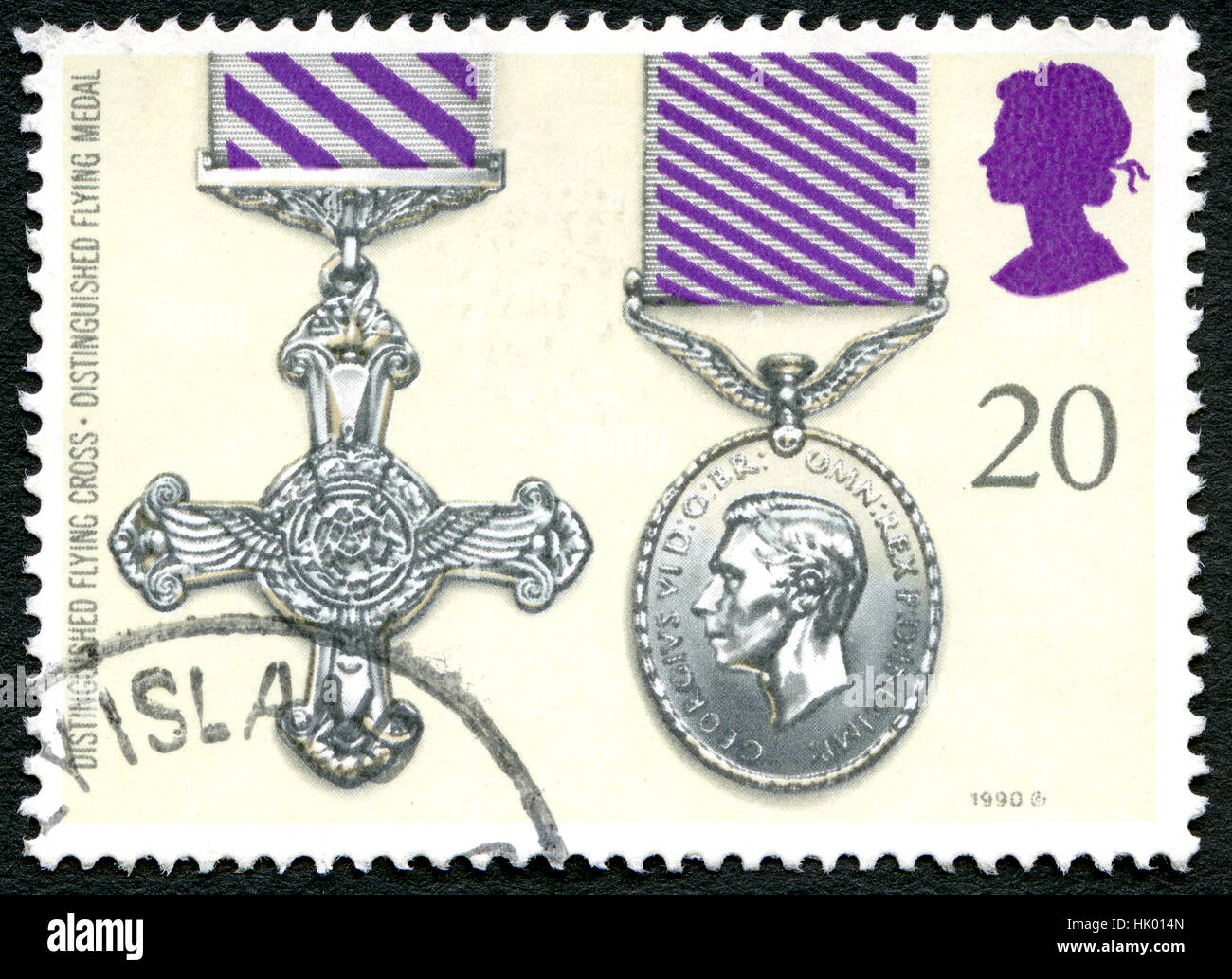 Großbritannien - CIRCA 1990: Eine gebrauchte Briefmarke aus dem Vereinigten Königreich, Darstellung einer Illustration eines Distinguished Flying Cross und Distinguished Flying Medal Stockfoto
